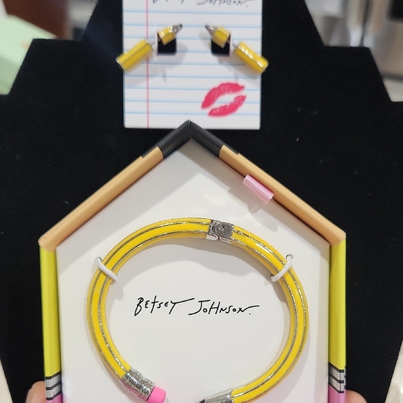 ✏️🔹️ Betsey Johnson🔹️ Yellow Pencil Bracelet and Earrings Bundle Set ✨️✏️✨️ - Picture 1 of 5